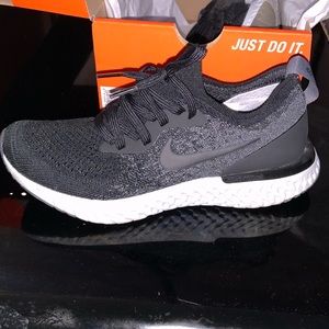 Kids/women’s Nike Epic React Flyknit